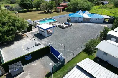 Image de 2 Villas w Pool, Bbq Gazebo & Bball Court/ Combate