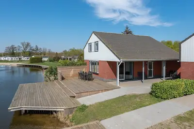 Image de Going on holiday with the entire family? Stay at our freestanding bungalow with a view of the Veluwemeer or at the courtyard garden.