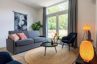 Image de 1 Chambres: L'appartement dispose de deux chambres luxueusement aménagées.