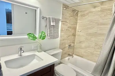 Image de Newly remodeled fully furnished Waikiki studio unit with views!