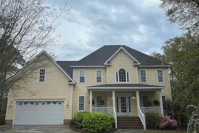 Image de Luxury 5-bedroom house in Cedar Point with Ac, WiFi, hotub, private yard & more!