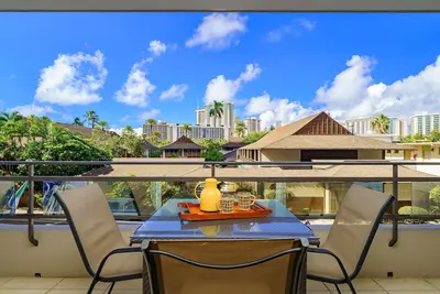 Image de Heart of Waikiki! Close to Beach! Free off-site parking! Wi-Fi, Ac, Kitchen