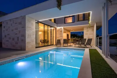 Image de Nouveau! Villa de Luxe - RoMa 2, avec piscine d'eau salée chauffée, parking, Internet haut débit, Bbq, . . .