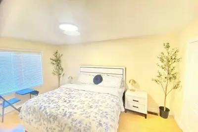Image de Entire house sleeps upto 12guest+ with parking clean, stylish pet/family friendly