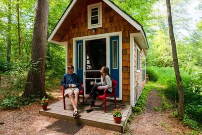 Image de Old Blue Tiny House/ bath house with breakfast/spa
