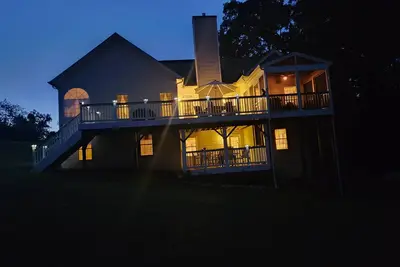 Image de Spacious 5 bedroom house  with kitchens on both levels.