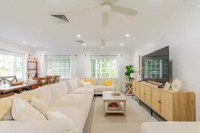 Image de Beautiful Tropical Villa with Private Pool Oasis / Across Sandy Beach