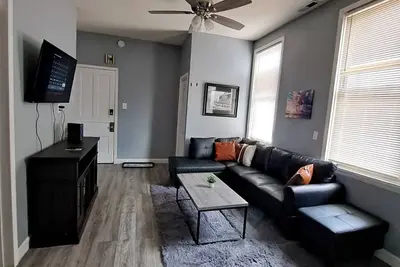 Image de Charming 4-bedroom apartment in delightful Chicago with central heat/Ac, WiFi.