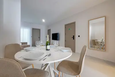 Image de Trendy Apartment Steps from the Sea