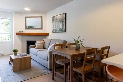 Image de Whistler Village 1br: Sleeps 4! . Walk to lifts, shopping & more! Free Parking!