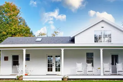 Image de The Vermont Farmhouse + Stunning Views + Dog Friendly + Adjacent Nature Preserve