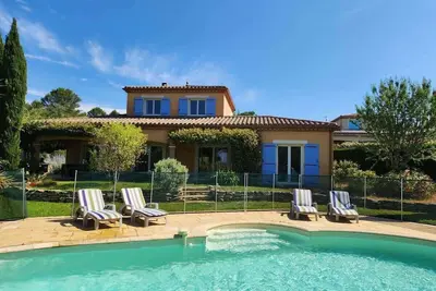 Image de Villa de charme avec jardin paysager et piscine