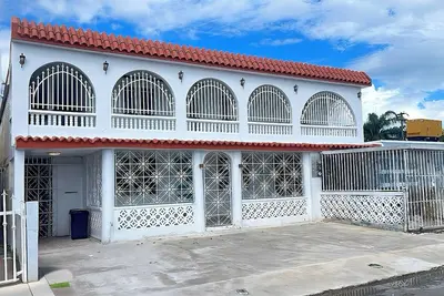 Image de Large Group Getaway for 15 Near Beaches & Airport