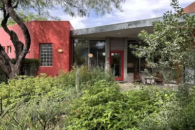 Image de Superbe contemporain à proximité du golf, de l'Université, et du cinéma!