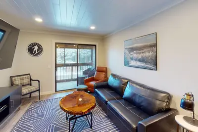 Image de Vibrant & Cozy 2br Mountain Escape in Snowcrest by RedAwning