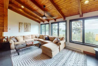 Image de Nestle Up in this Cozy 4br Stemwinder by RedAwning