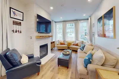 Image de Rustic Charm with a Modern Vibe 2br Seneca Condo by RedAwning