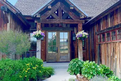 Image de \nRiverfront Timber-framed Hunting Lodge; Ideal Sw Montana location; Wi-Fi