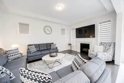 Image de Luxury Retreat with Workspace & Spacious Backyard
