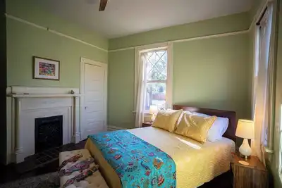 Image de Cheerful, sunny historic stay