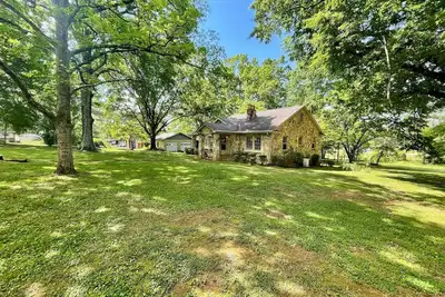 Image de Cozy 2 bedroom hand built rock cottage on 1 acre. 13 Miles from LakePoint.