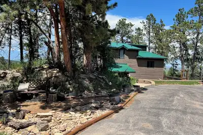 Eclectic Rally retreat in the woods just minutes from legendary Main Street.
