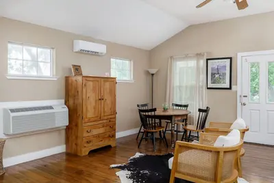 Image de The Salado Inn Kolb Suite is perfect for a getaway weekend, or girls' trip! !