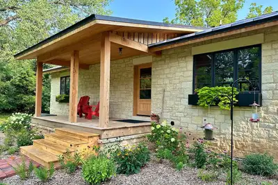Image de Picturesque Woodland Cottage in the Tallgrass Prairie