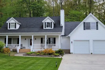 Image de 4-bedroom lake house with Ac and WiFi in lovely Lake Leelanau, on the Narrows