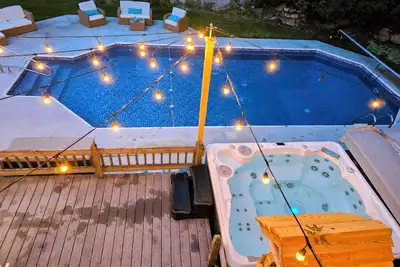 Image de Luxury retreat, in-ground huge pool, 10-person hot tub, outdoor shower, fire pit