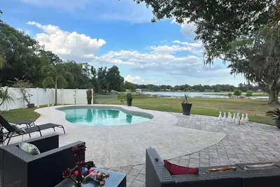 Image de Spectacular Lake Front House