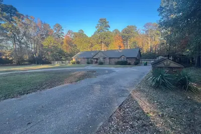 Image de Home sweet home! Have enough space for big group family time with swimming pool