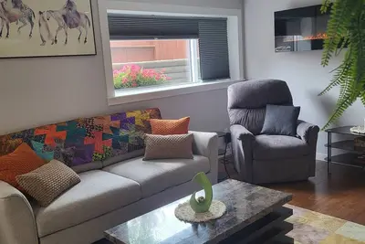 Image de 2-bedroom lower suite. 10 mins to downtown, Calgary Zoo, Saddledome & Max Bell
