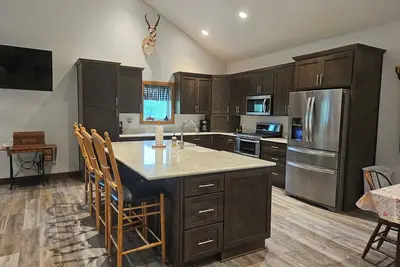 Image de New 4-bedroom for rent during Eaa! Sleeps 17, large loft and three bedrooms!