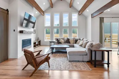 Image de Brand New 3600 Sf 3-Primary Suite Mountain Getaway