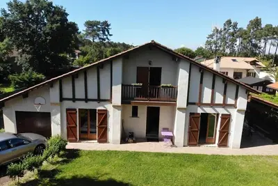 Image de Grande maison landaise authentique avec piscine