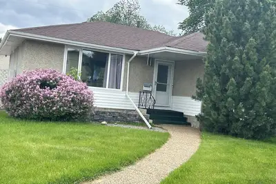 Image de West Edmonton mall- meadowlark main floor 3bedroom 1 bathroom suite