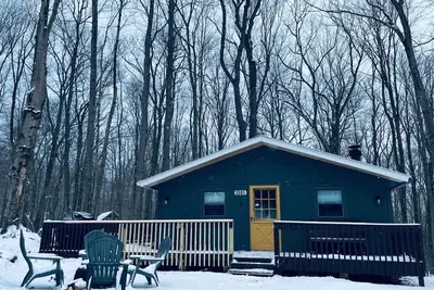 Image de The Romantic Getaway W/Fireplace-Grill-Fire pit-walkable distance to the Lake!