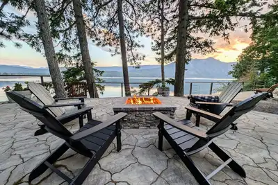 Image de Family-friendly lakefront cabin with fire pit and deck
