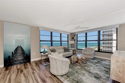 Image de Luxury Beachfront Condo with Stunning Sunset Views - Award-Winning Community!