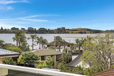 Image de Centrally located family friendly house with stunning views.