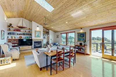 Image de Rejuvenate in this home with fire place, hot tub, ocean/lighthouse/sunset views