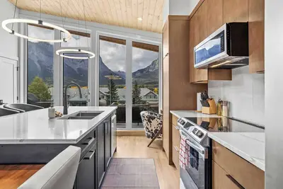 Image de Scenic Views in a Luxurious Townhouse