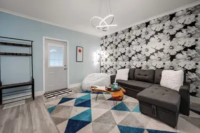 Image de Chic & Spacious Bi-Level Bucktown Condo - Sleeps 8