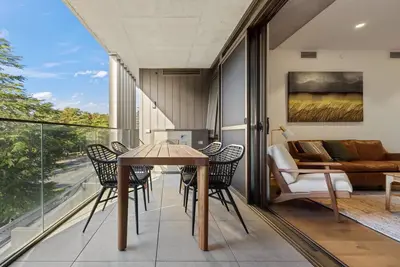Image de Elegant 2-Bed Urban Retreat with Outdoor Dining