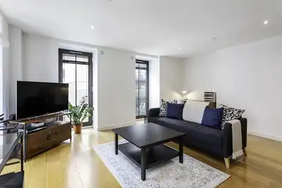 Image de Serene Cityscape: 2br Luxury Westminster Apartment