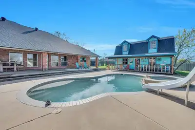 Image de Pool, Game Room, Spacious Open Concept