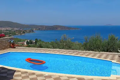 Image de Luxury Villa with Pool overlooking a Majestic View