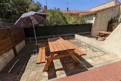 Image de Confortable T2 rénové, plain-pied, cour privative + balcon, parking, proche mer