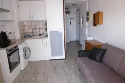 Image de Charmant T2 rénové climatisé avec parking privé à 450m de la plage, idéal pour 4 pers.